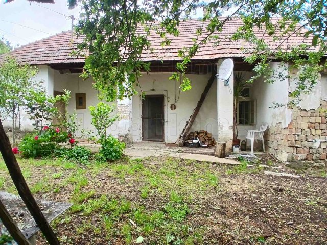 Eladó családi ház, Csetényben 28 M Ft, 2 szobás