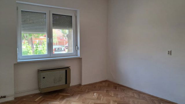 Eladó téglalakás, Szolnokon 34 M Ft, 2 szobás