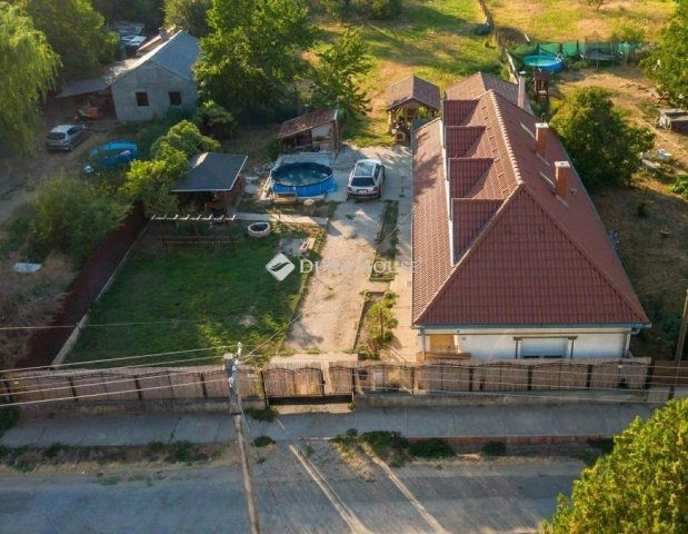 Eladó családi ház, Nyáregyházán 67.9 M Ft, 4 szobás