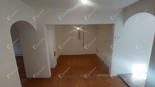 Eladó családi ház, Száron 40.99 M Ft, 2 szobás