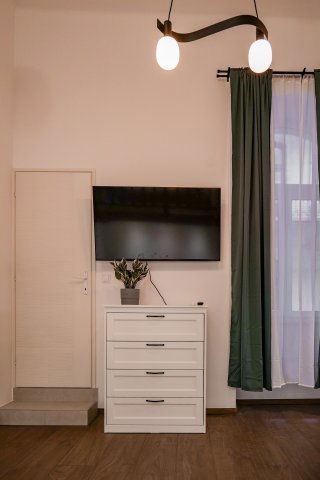 Kiadó téglalakás, albérlet, VI. kerületben, Nagymező utcában