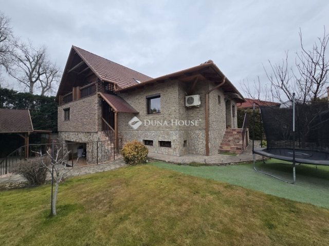 Eladó családi ház, Szigetszentmiklóson 129.9 M Ft, 7 szobás