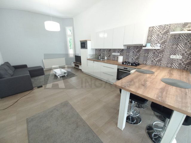 Kiadó téglalakás, albérlet, Szegeden 280 E Ft / hó, 3 szobás