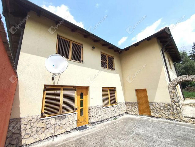 Eladó családi ház, Komáromban 135 M Ft, 5 szobás
