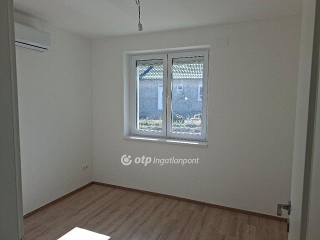 Eladó családi ház, Kulcson 85 M Ft, 4 szobás