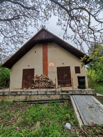 Eladó családi ház, Pécsett 16.5 M Ft, 2 szobás