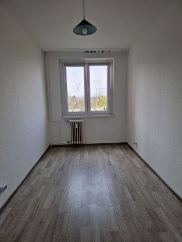Kiadó panellakás, albérlet, Szolnokon 120 E Ft / hó