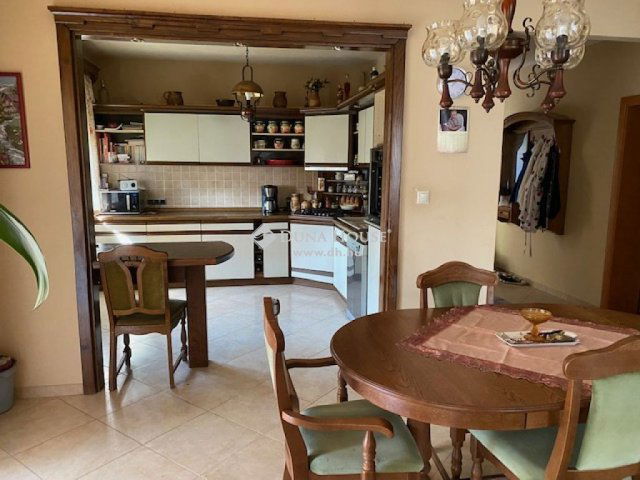 Eladó családi ház, Pécsett 375 M Ft, 6 szobás