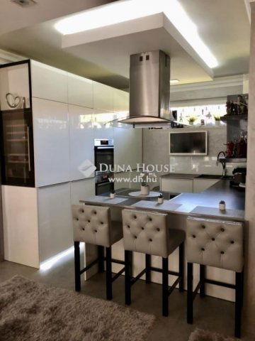 Eladó családi ház, Vecsésen 245 M Ft, 5 szobás