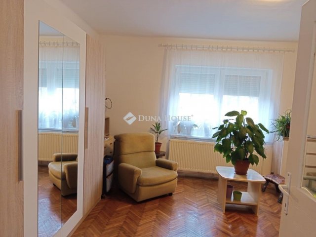 Eladó ikerház, Komlón 27.49 M Ft, 3 szobás