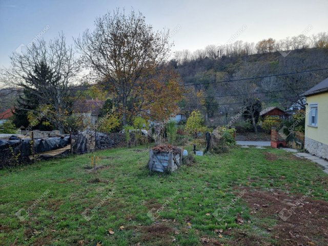 Eladó családi ház, Nyúlon 63.7 M Ft, 2 szobás