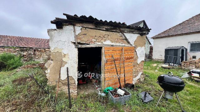Eladó családi ház, Bébén 24.9 M Ft, 2 szobás