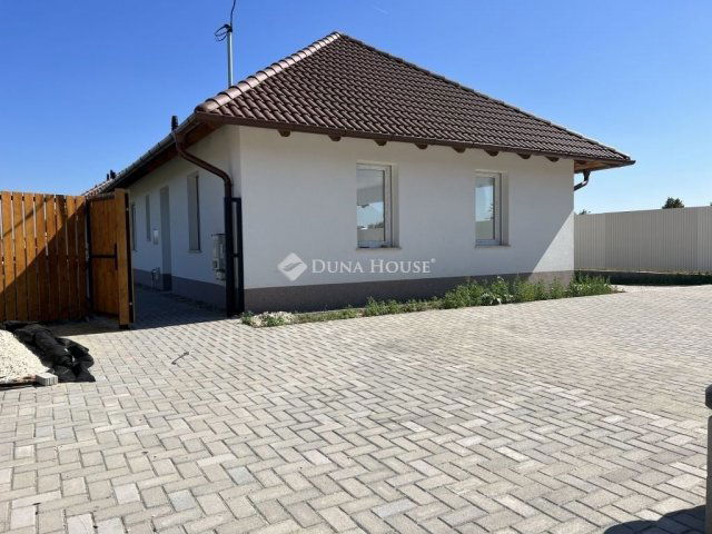 Eladó családi ház, Tahitótfalun 69 M Ft, 1+3 szobás