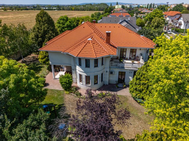 Eladó családi ház, Szigetszentmiklóson 289 M Ft, 9 szobás