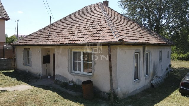 Eladó családi ház, Valkón 58 M Ft, 2 szobás