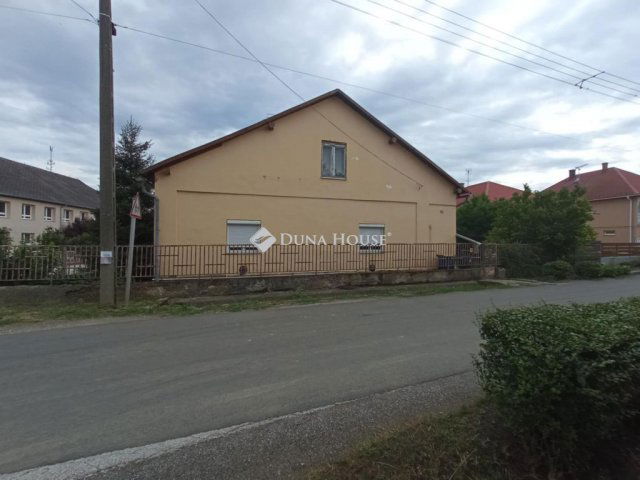 Eladó családi ház, Komorón 10.5 M Ft, 4 szobás
