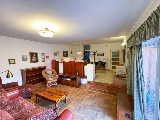 Eladó családi ház, Pécsett 114.9 M Ft, 8 szobás