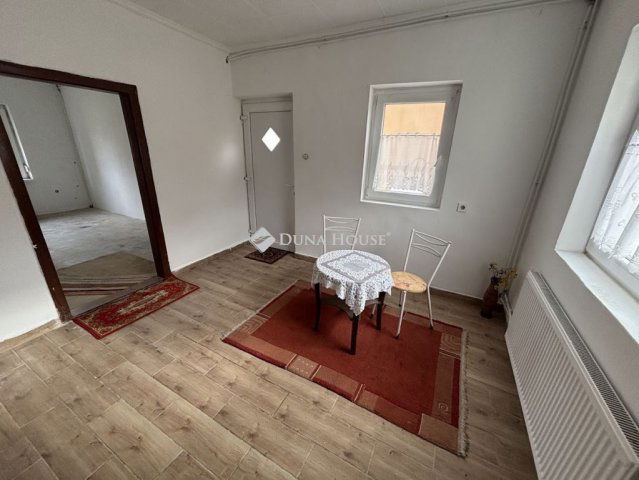 Eladó családi ház, Csetényben 32.9 M Ft, 4 szobás