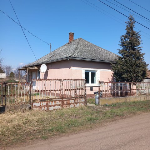 Eladó családi ház, Erdőtelken 11 M Ft, 2 szobás