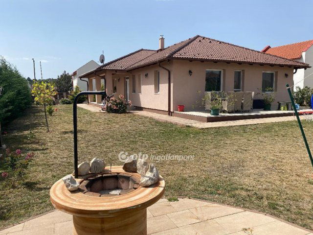 Eladó családi ház, Velencén 220 M Ft, 4 szobás