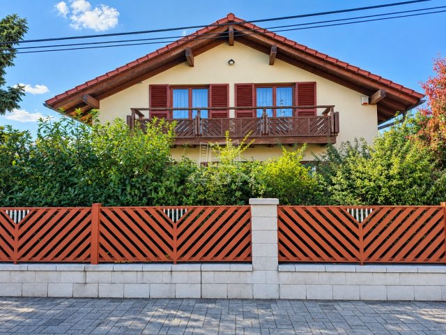 Eladó családi ház, Vecsésen 349.9 M Ft, 6+1 szobás