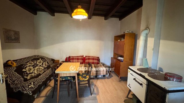 Eladó családi ház, Kemenesszentpéteren 8.9 M Ft, 2 szobás