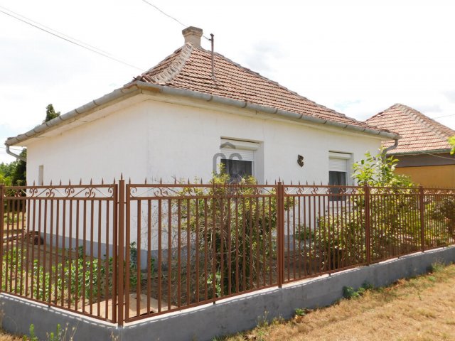 Eladó családi ház, Tápiószelén 28.6 M Ft, 2 szobás