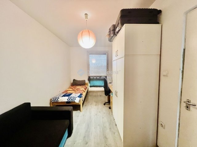 Eladó panellakás, Pécsett 55 M Ft, 3 szobás