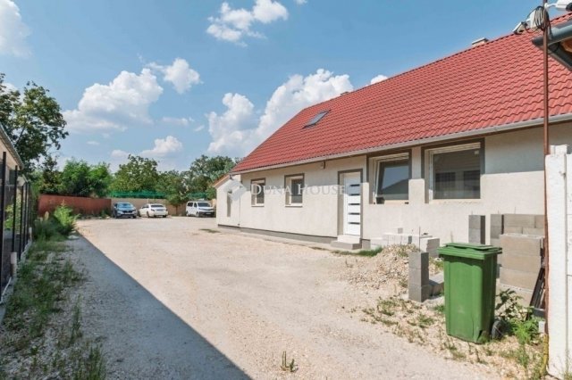 Eladó családi ház, Vecsésen 144 M Ft, 5+1 szobás
