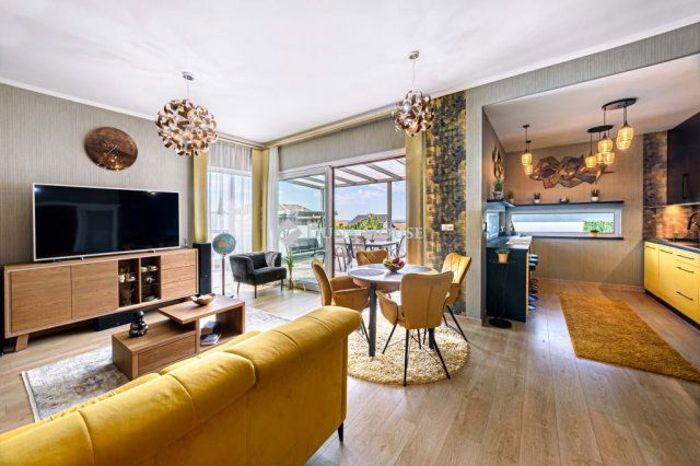 Eladó családi ház, Csömörön 349 M Ft, 6 szobás