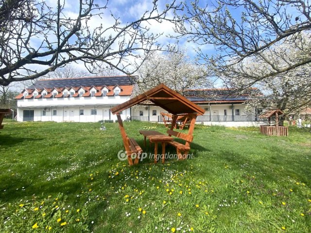 Eladó családi ház, Lullán 130 M Ft, 15 szobás