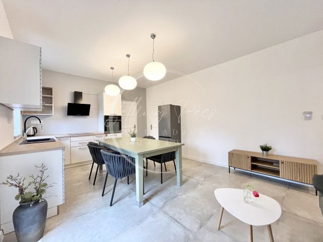 Kiadó téglalakás, albérlet, Pécsett, Petőfi utcában, 3 szobás