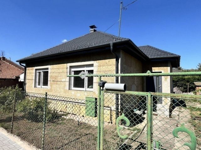 Eladó családi ház, Vecsésen 64.9 M Ft, 3 szobás