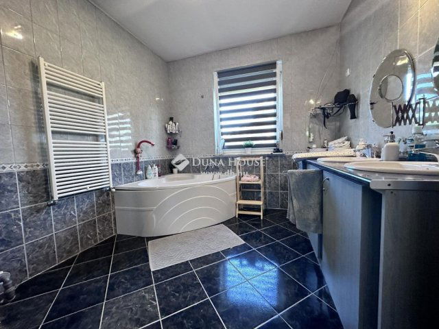 Eladó családi ház, Üllőn 117 M Ft, 6 szobás