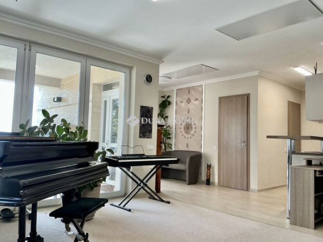 Eladó családi ház, Szadán 265 M Ft, 6 szobás