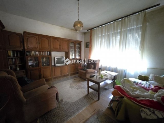 Eladó családi ház, Pécsett 63.99 M Ft, 5 szobás