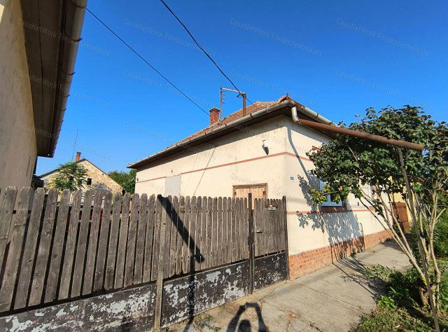 Eladó családi ház, Fegyverneken 24.5 M Ft, 2 szobás