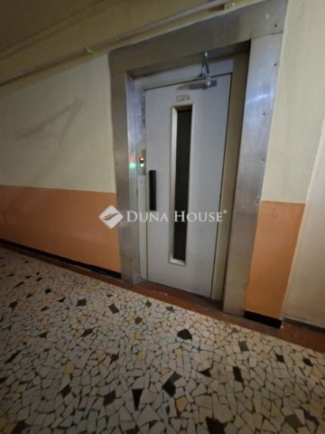 Eladó panellakás, Hatvanban 40 M Ft, 2 szobás