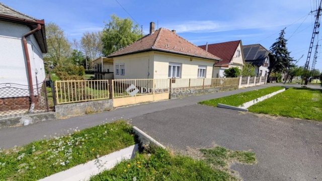 Eladó családi ház, Balatonbogláron 84.9 M Ft, 4 szobás