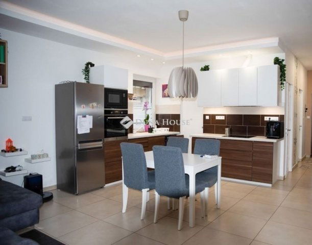 Eladó családi ház, Esztergomban 85 M Ft, 4 szobás