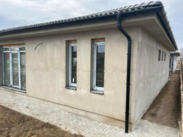Eladó ikerház, Apagyon 57.8 M Ft, 3+1 szobás