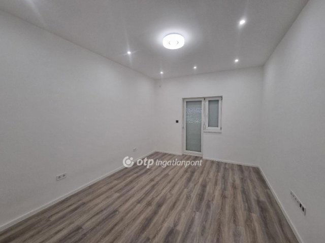 Eladó téglalakás, Pápán 17.99 M Ft, 1 szobás