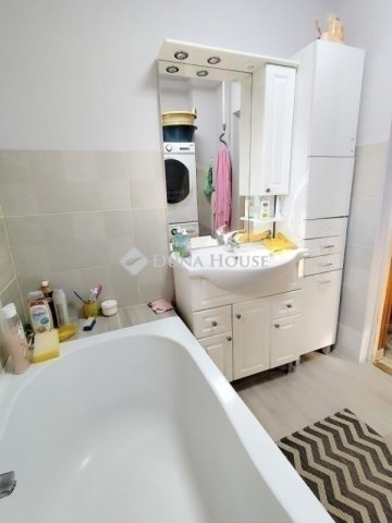 Eladó családi ház, Vecsésen 73 M Ft, 5 szobás