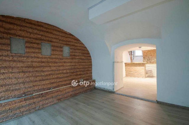 Eladó téglalakás, Budapesten, VI. kerületben 42.9 M Ft, 2 szobás