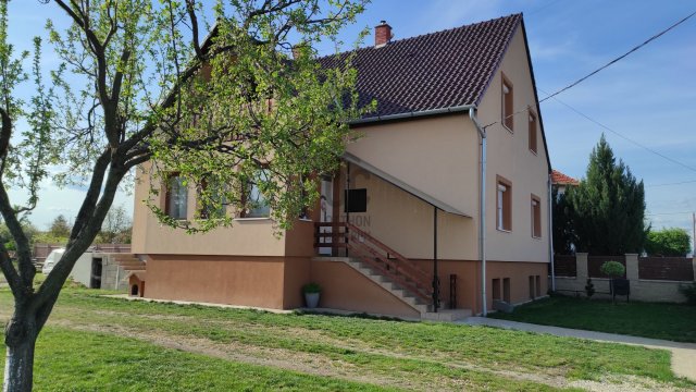 Eladó családi ház, Makláron 95 M Ft, 6 szobás