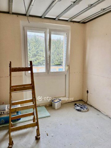 Eladó panellakás, Pécsett 63.9 M Ft, 2 szobás