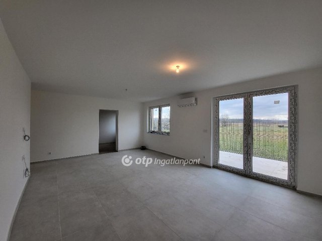 Eladó téglalakás, Szántódon 92.9 M Ft, 3 szobás