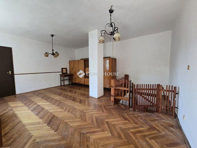 Eladó családi ház, Pécsett 44.9 M Ft, 4 szobás