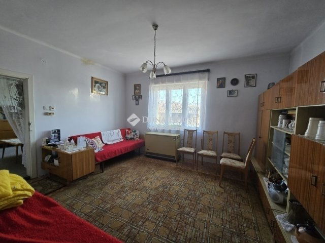 Eladó családi ház, Pécsett 29.9 M Ft, 3 szobás