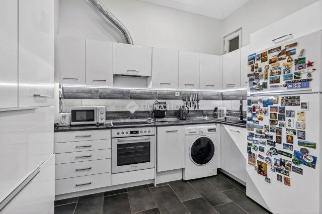 Eladó téglalakás, Budapesten, VI. kerületben 93.2 M Ft, 2 szobás